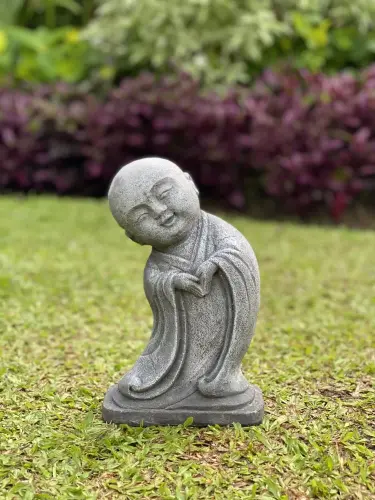 Artikelbild des Artikels “Ming - Mönch, stehend, seitlich gebeugt, 25 cm H | Steinguss “
